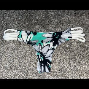 REVERSIBLE MUTLI STAP BIKINI BOTTOMS